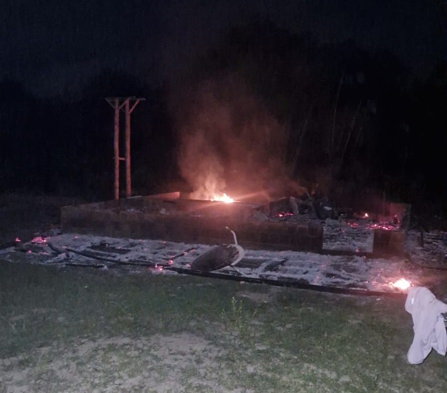 Incêndio destrói residência na BR-307, em Cruzeiro do Sul