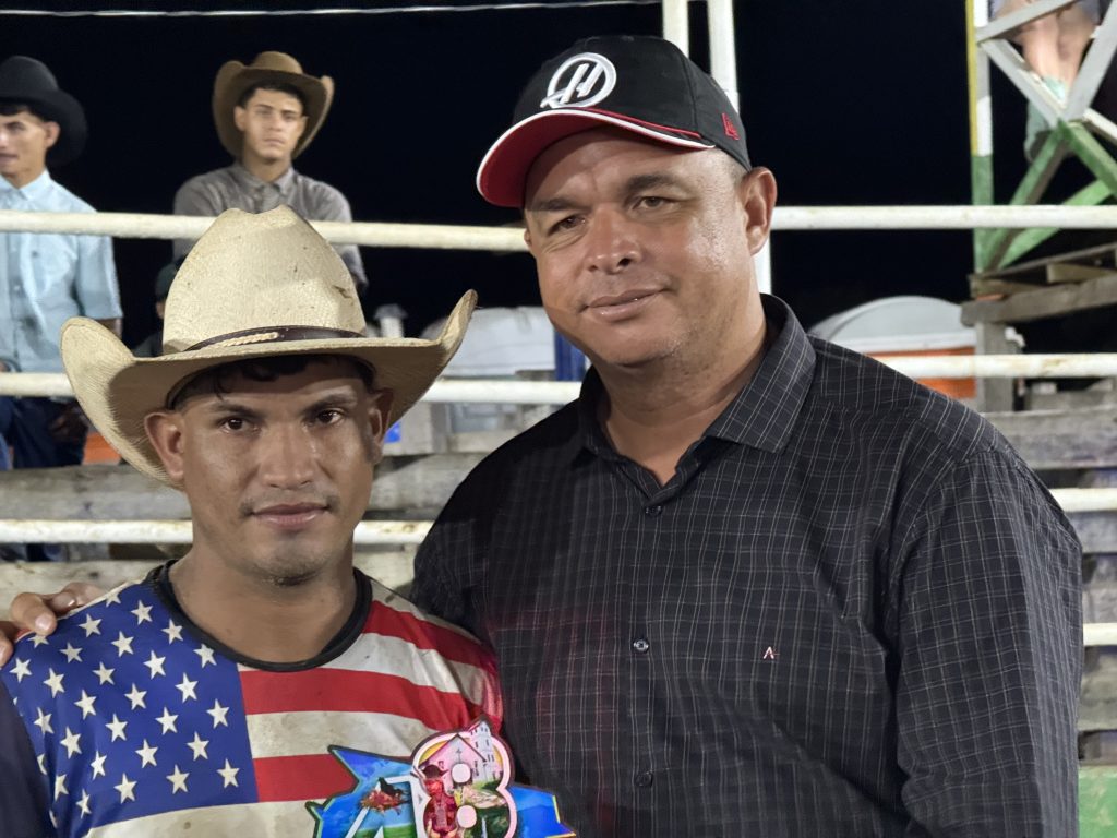 Sábado de rodeio reúne multidão e consagra campeão em Mâncio Lima