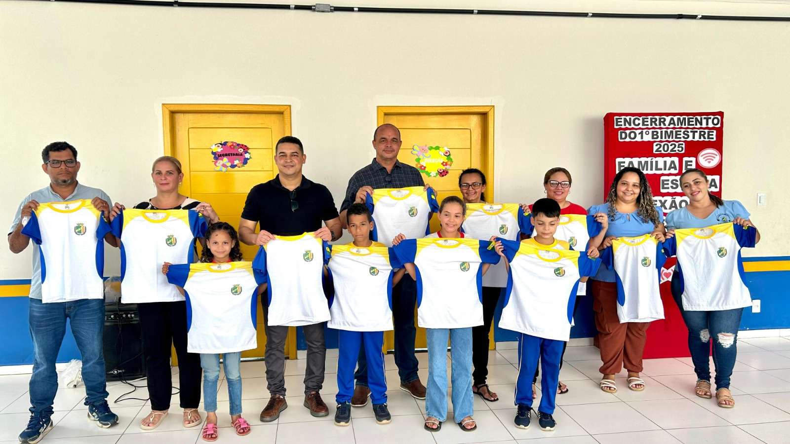 Prefeitura de Mâncio Lima entrega fardamento escolar e reforça compromisso com a educação