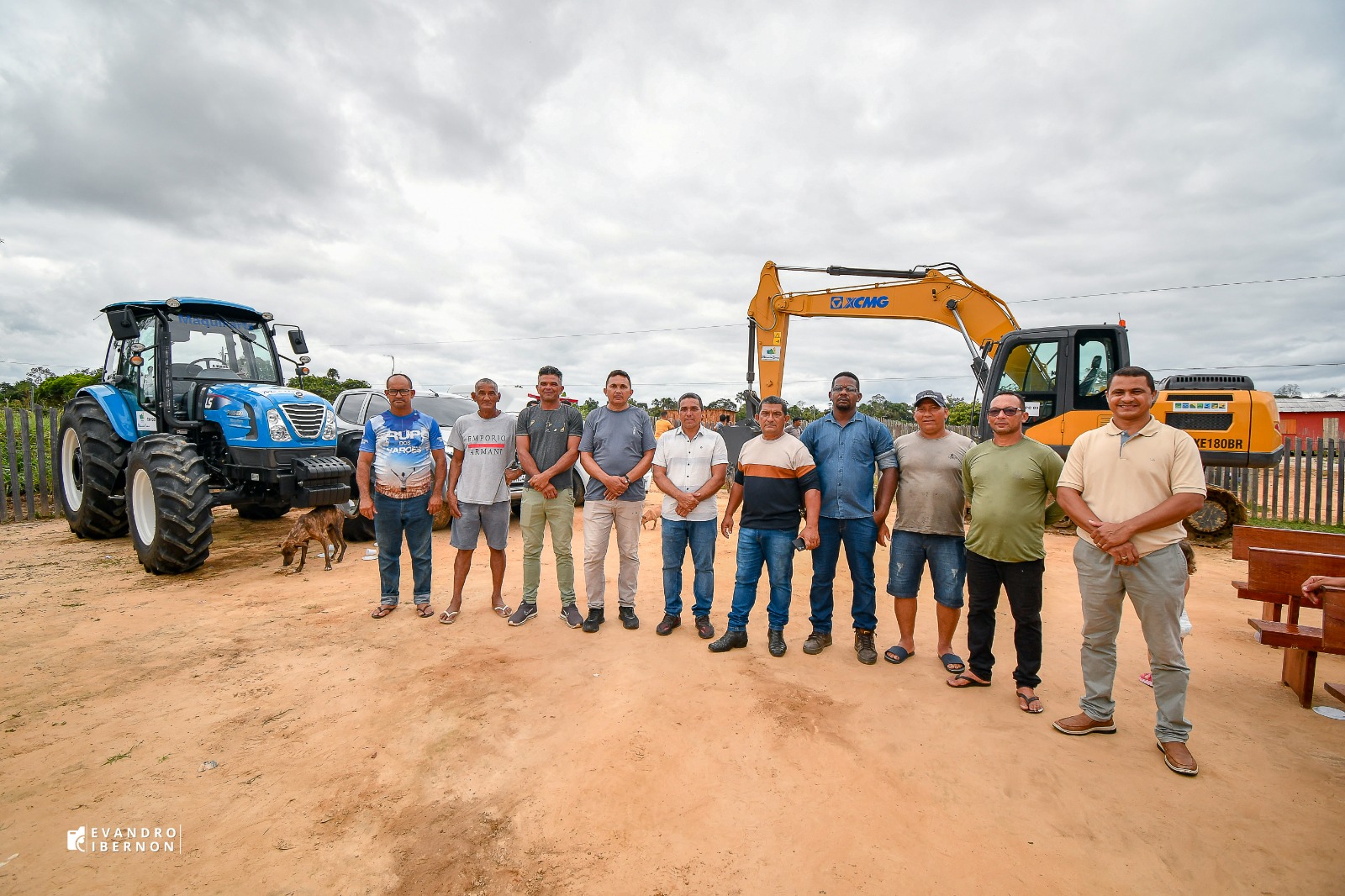 Prefeitura de Mâncio Lima entrega máquinas e Ambulância para impulsionar o desenvolvimento da comunidade Belo Monte