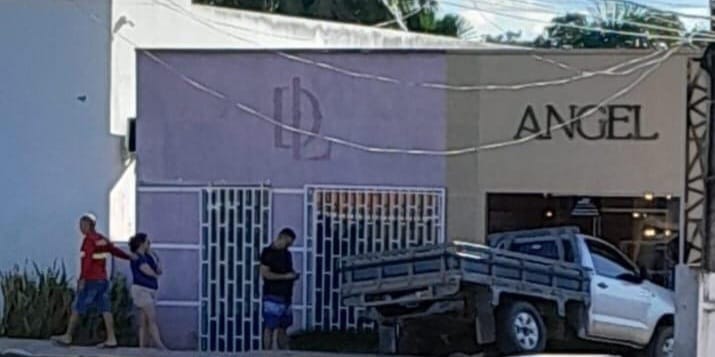 Caminhonete desgovernada entra em loja no centro da cidade de Mâncio Lima
