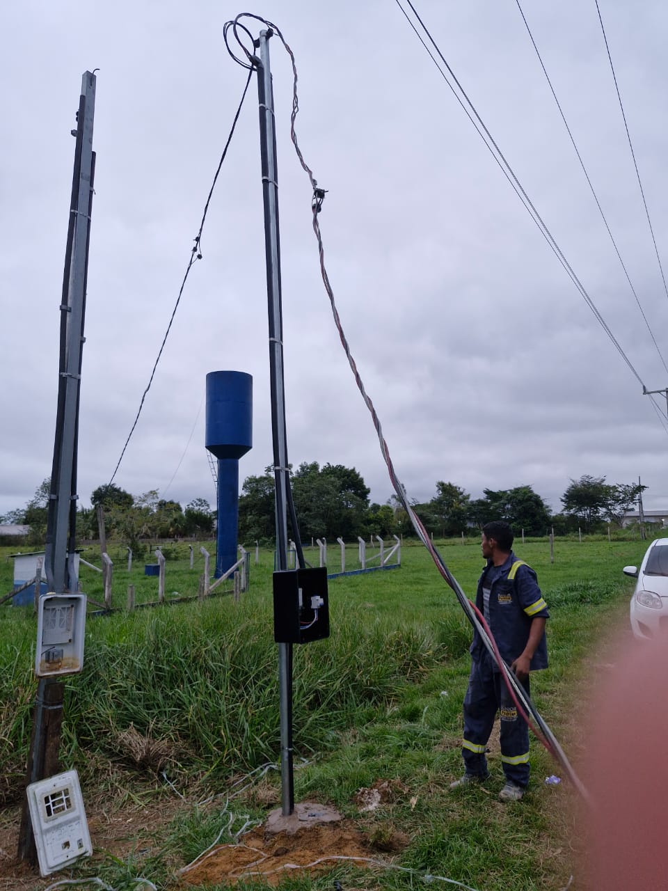 Caminhão derruba padrão de energia e deixa bairro sem água em Mâncio Lima; Saneacre realiza reparo
