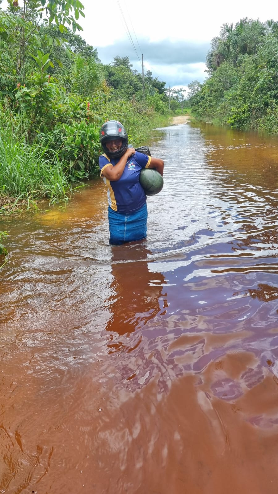 Água cobre trecho do Ramal dos Paulinhos e moradores enfrentam dificuldades em Cruzeiro do Sul