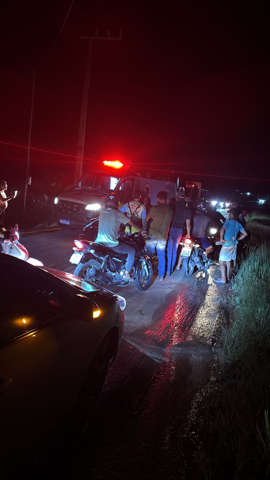 Buraco na via causa acidente na Avenida Japiim, em Mâncio Lima