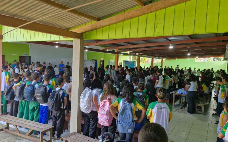 Escola em Mâncio Lima passará a usar detector de metal na entrada dos alunos