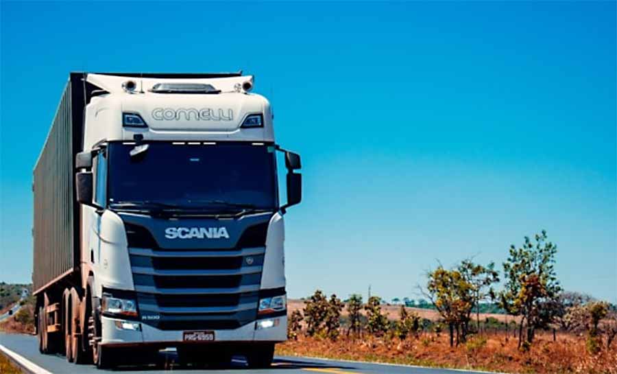 Caminhoneiros suspendem greve, mas não descartam