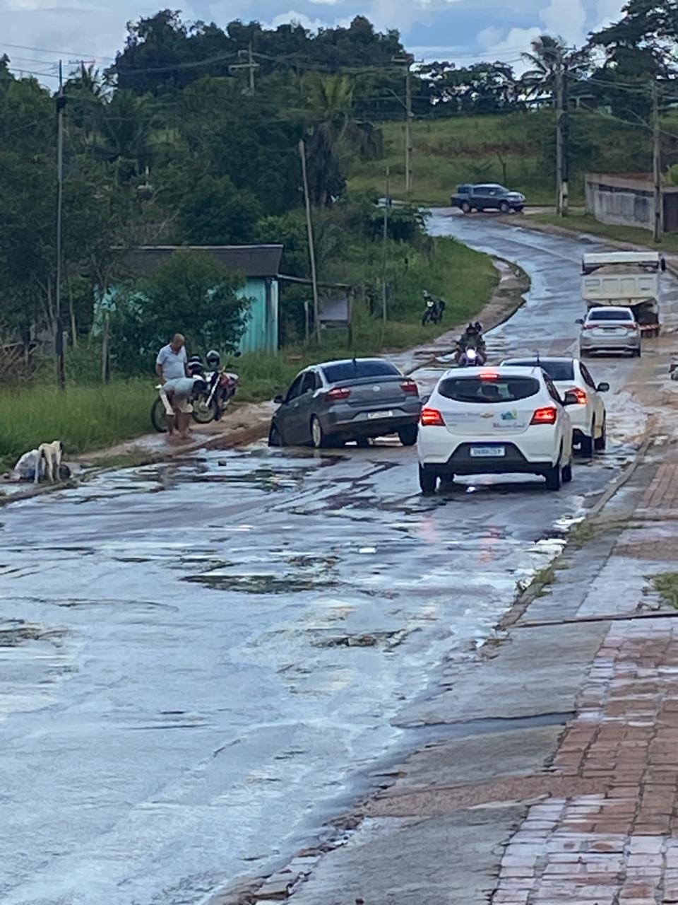 Carro cai em buraco encoberto pela água na Avenida Japiim em Mâncio Lima