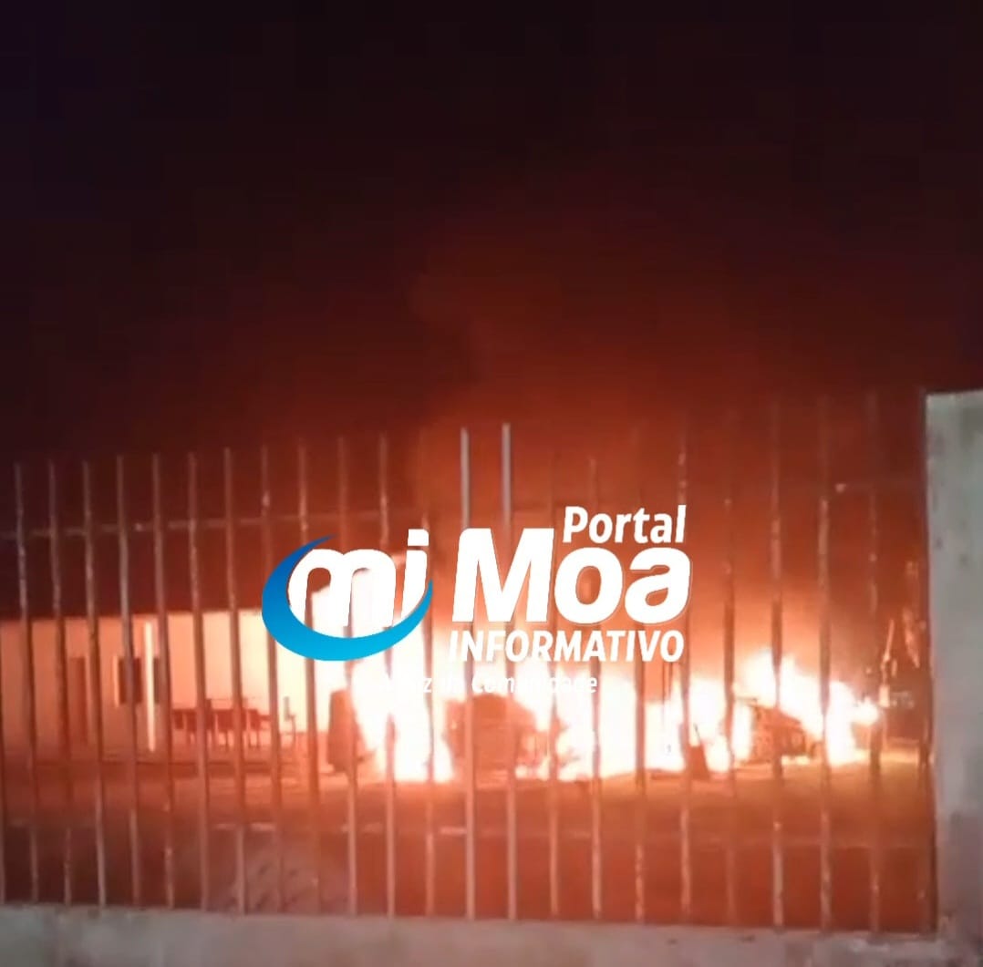 Viaturas fora de uso são destruídas por incêndio em Mâncio Lima