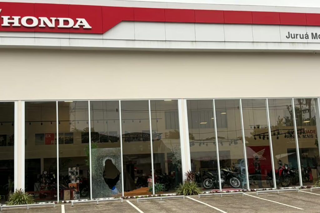 Vidro da fachada da Honda é quebrado na região central de Cruzeiro do Sul