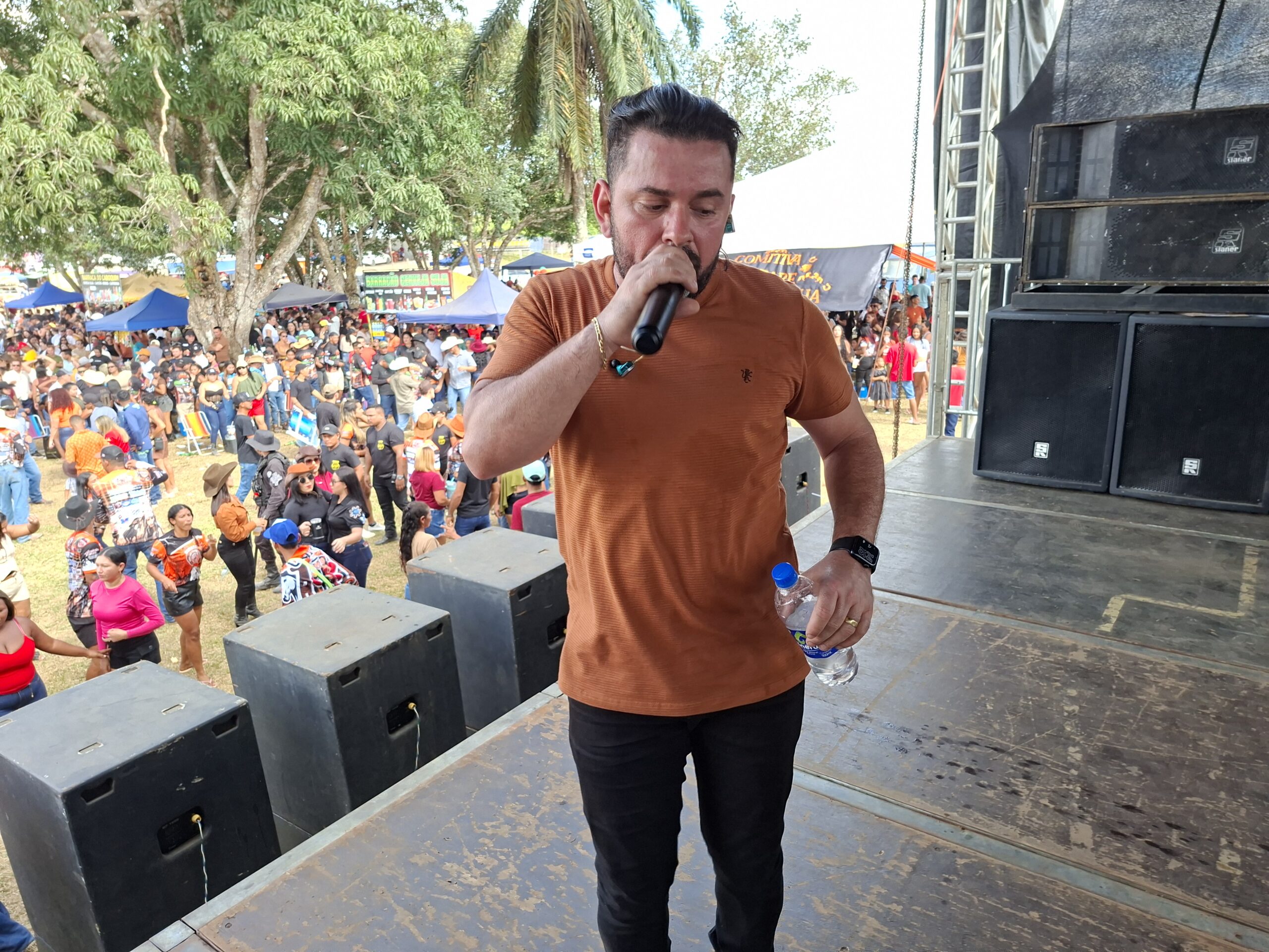 Bruno Barros e banda anima público durante cavalgada dos 49 anos de Mâncio Lima