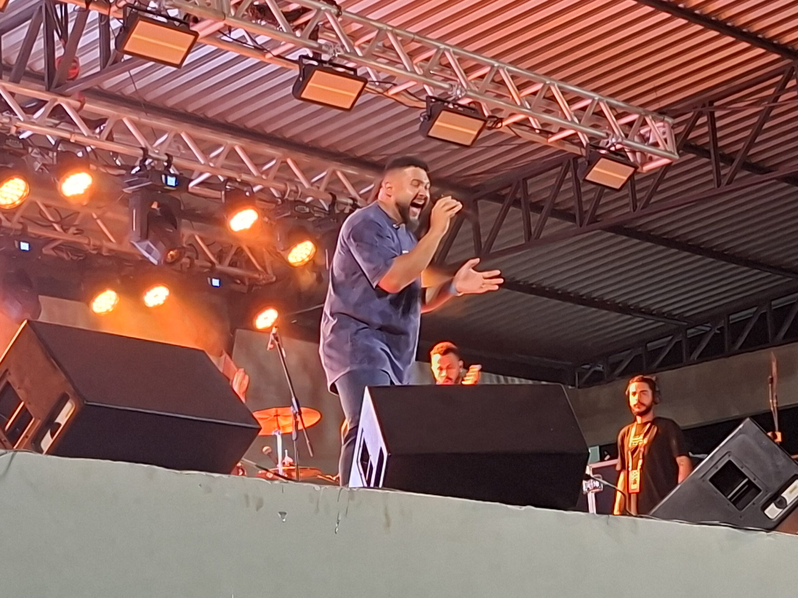 Israel Salazar emociona público com mensagem de fé em show dos 49 anos de Mâncio Lima