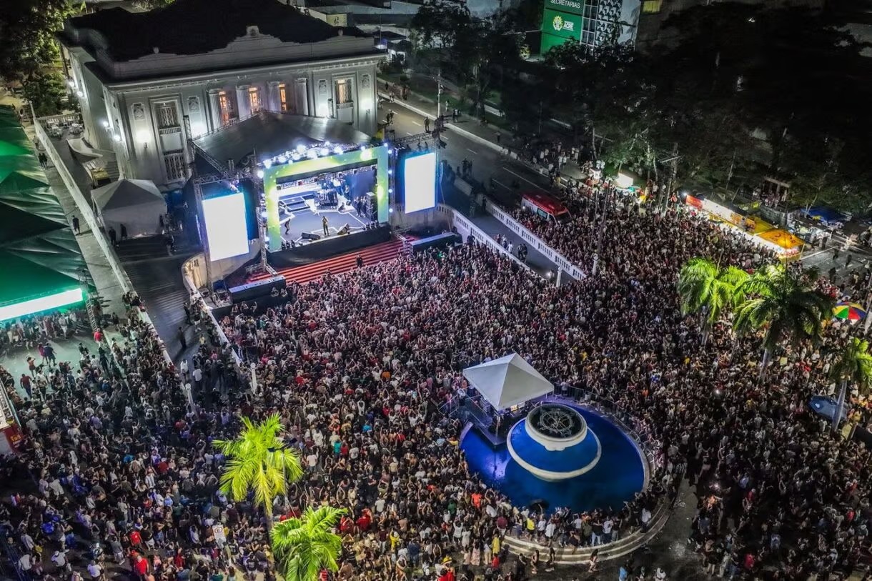 Tierry reúne multidão em frente ao Palácio na Festa do Trabalhador