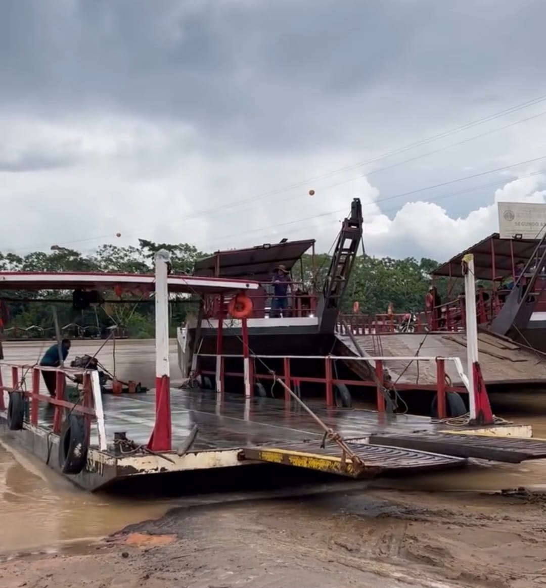 Balsa de grande porte colide com embarcação menor durante atracação no Rio Juruá