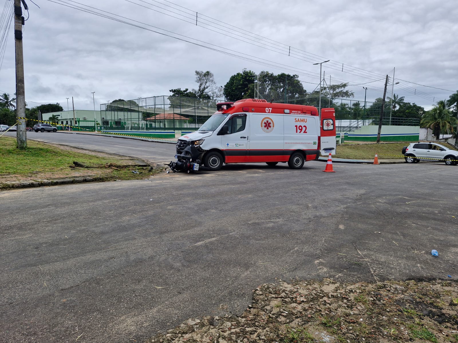 Ambulância do SAMU e motocicleta colidem em cruzamento sem sinalização em Mâncio Lima