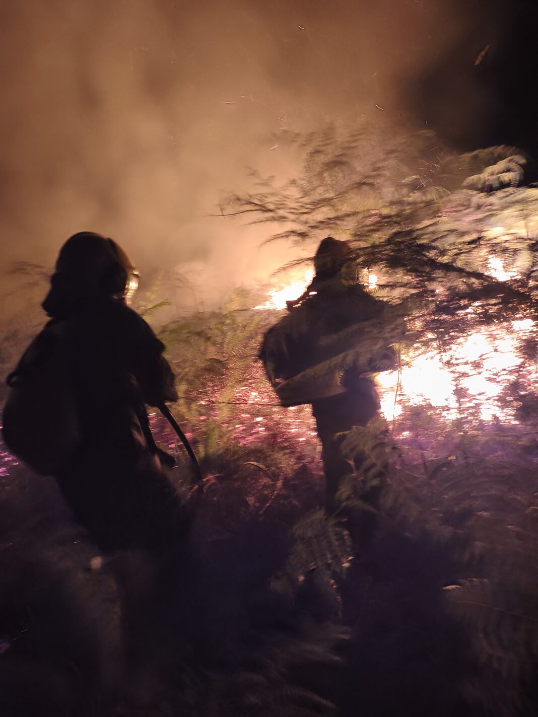 Incêndio de grandes proporções mobiliza bombeiros por mais de cinco horas em Cruzeiro do Sul