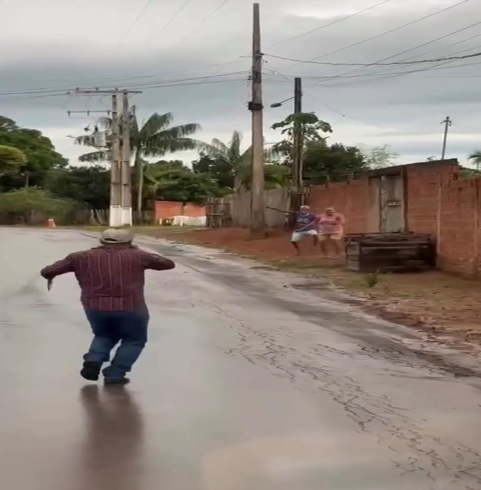 Casal de idosos anima moradores ao dançar com locutor durante divulgação de evento em Rio Branco