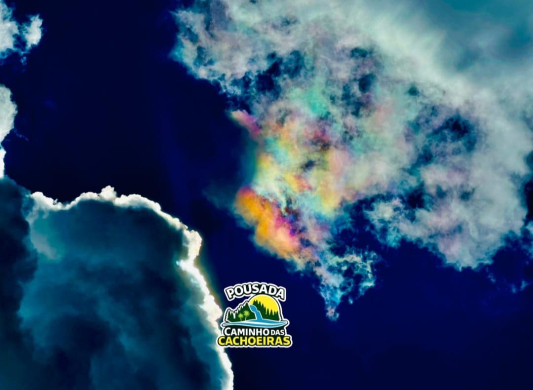 Nuvens coloridas são registradas na Serra do Divisor, em Mâncio Lima, e encantam moradores