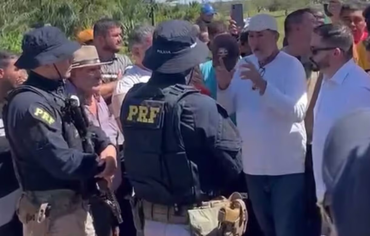 Após bloqueio na BR-364, PRF negocia liberação em Sena Madureira