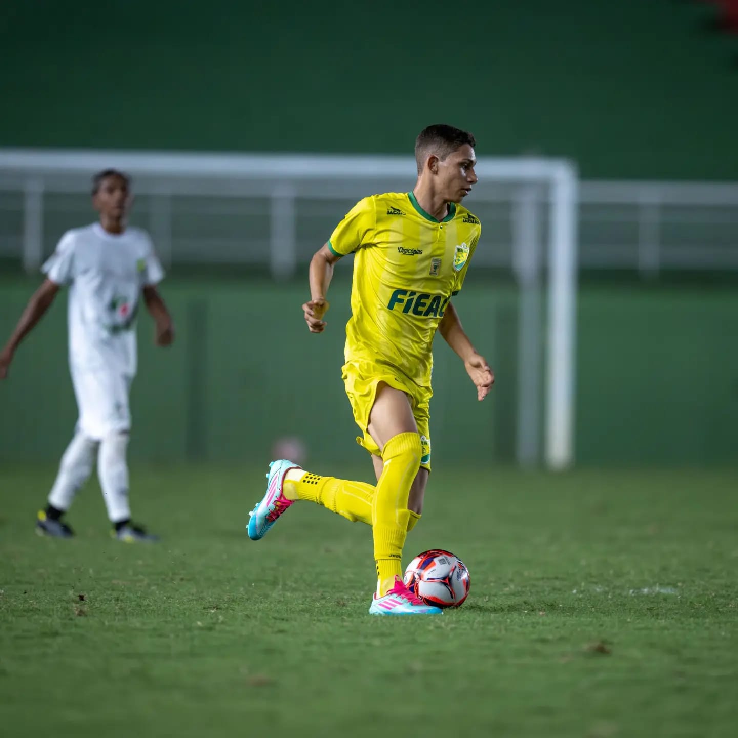 Jovem de Mâncio Lima acerta com o Galvez e inicia sonho no futebol acreano