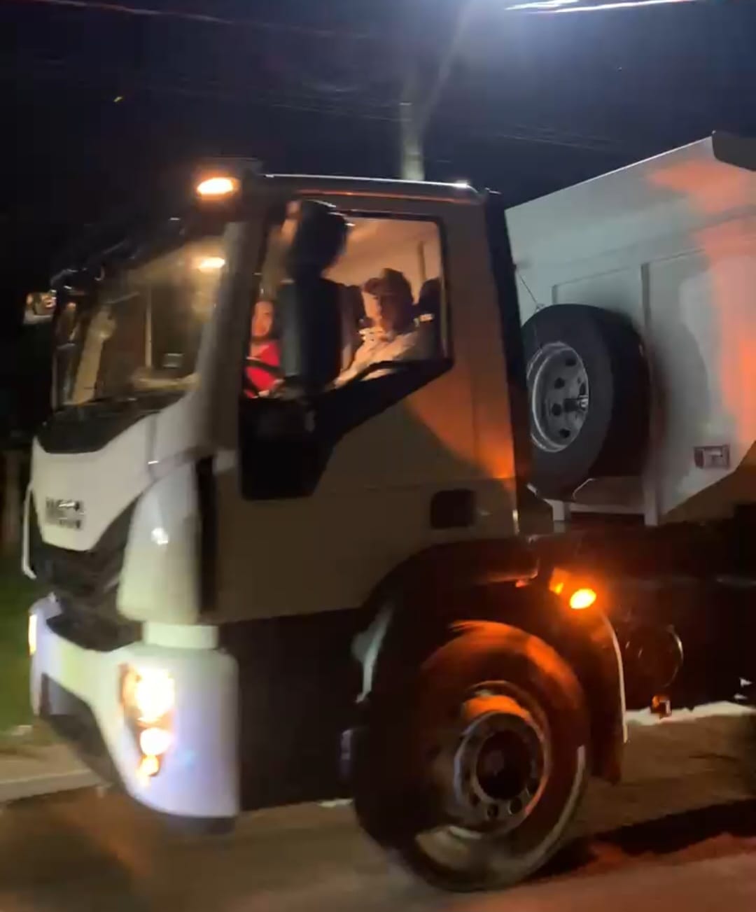 Novas máquinas chegam a Mâncio Lima: prefeito Zé Luiz acompanha entrega ao volante de um caminhão