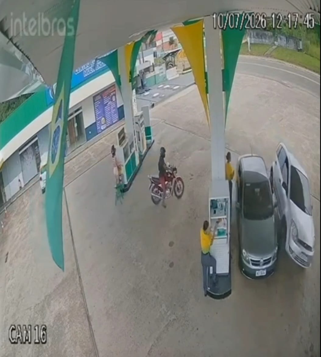 Motorista perde o controle da direção e quase sobe sobre carro que abastecia em posto de combustíveis em Mâncio Lima