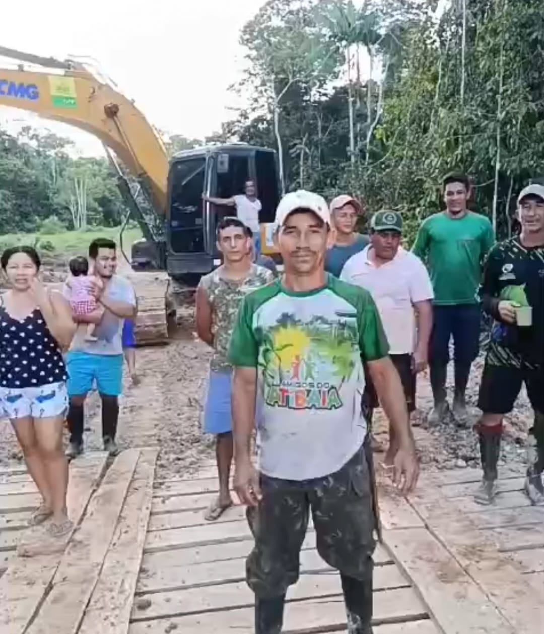 Moradores da aldeia Nukini no Rio Moa Fazem ramal e ponte para escoamento da produção em Mâncio Lima