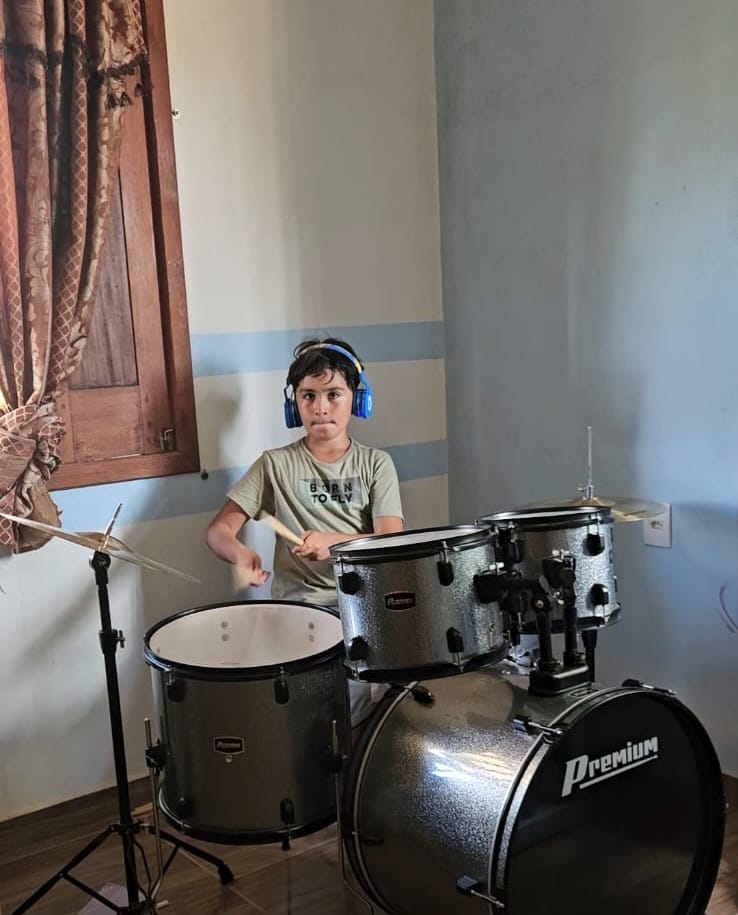 Criança de 9 anos se destaca tocando bateria e encanta comunidade em Mâncio Lima