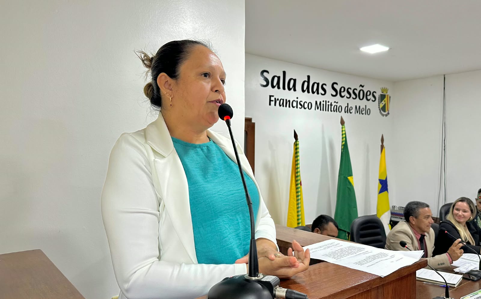 VEREADORA REZIANE BARROS APRESENTA PL QUE GARANTE 2 HORAS DE ABONO PARA PAIS ACOMPANHAREM FILHOS NA ESCOLA