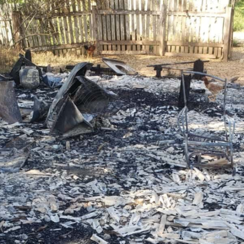 Filho encontra corpo de pai carbonizado após incêndio destruir casa em área rural no interior do Acre