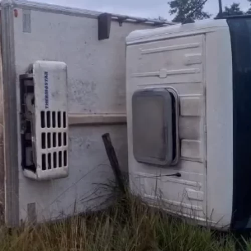 Caminhão capota na BR-317 após motorista perder o controle em curva acentuada
