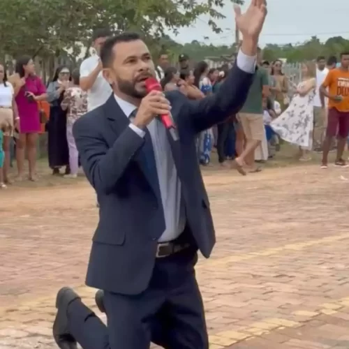 Vereador aproveita festa de aniversário de Porto Walter e fica de joelhos no meio da rua para pedir que autoridades deixem a estrada ser aberta