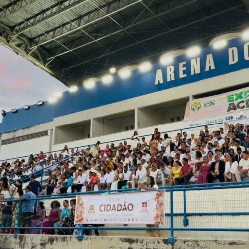 Mais de 400 casais oficializam união em casamento coletivo na Expoacre Juruá 2025