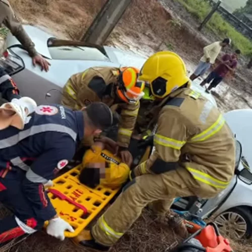 Após acidente na BR-317, motorista fica preso às ferragens