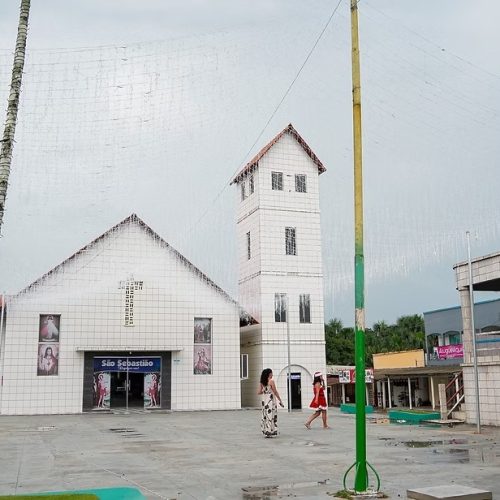 Decoração natalina de Mâncio Lima está na fase final em três praças da cidade