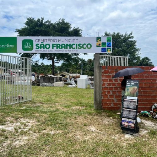 Famílias visitam o Cemitério São Francisco em Mâncio Lima para prestar homenagens aos entes queridos