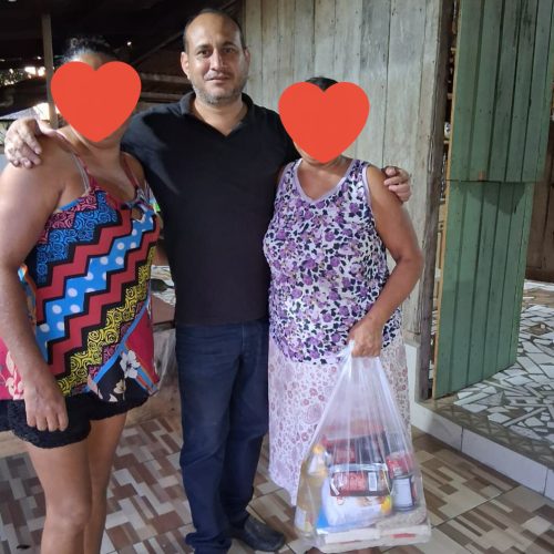 Médico de Mâncio Lima doa parte do salário há quase cinco anos para ajudar famílias