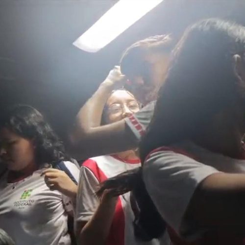 PAIS DENUNCIAM SUPERLOTAÇÃO E CONDIÇÕES PRECÁRIAS DO TRANSPORTE ESCOLAR PARA CRUZEIRO DO SUL