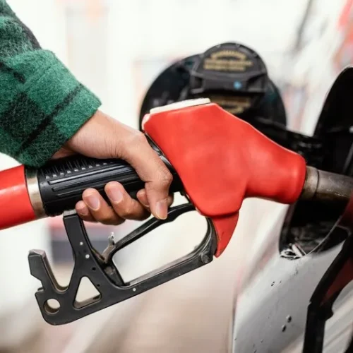 Combustíveis registram queda nos preços na primeira quinzena de julho, aponta ANP