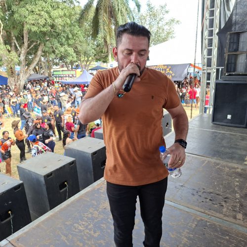 Bruno Barros e banda anima público durante cavalgada dos 49 anos de Mâncio Lima