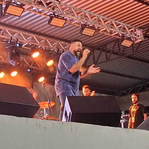 Israel Salazar emociona público com mensagem de fé em show dos 49 anos de Mâncio Lima