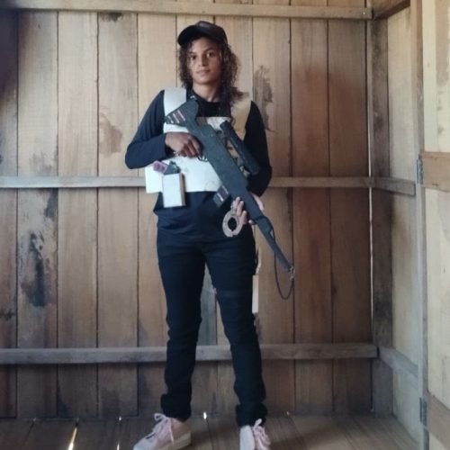 Da Zona Rural de Rodrigues Alves, adolescente transforma papelão em colete de policial e sonha em proteger a comunidade