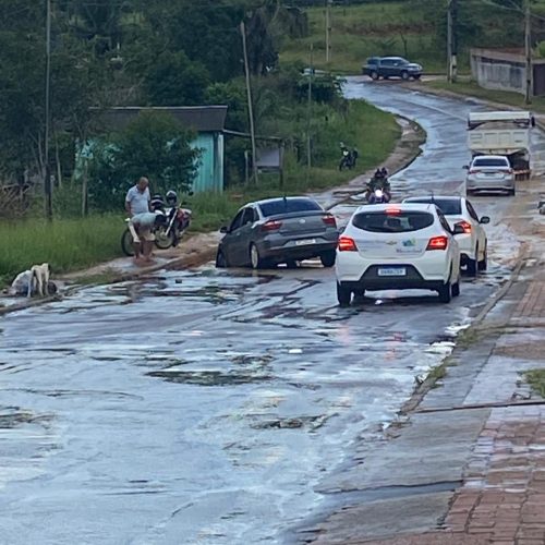 Carro cai em buraco encoberto pela água na Avenida Japiim em Mâncio Lima