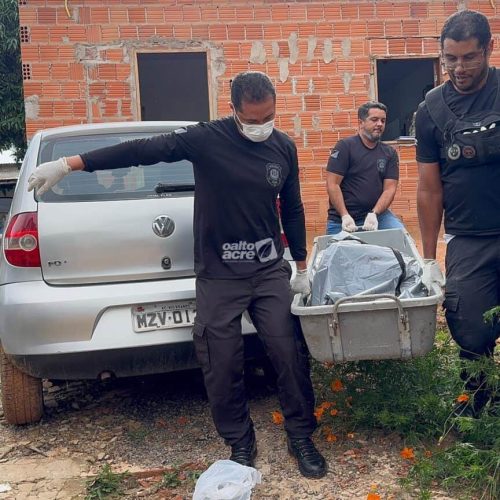 Mulher é assassinada a facadas dentro de casa; namorado, monitorado por tornozeleira, é principal suspeito