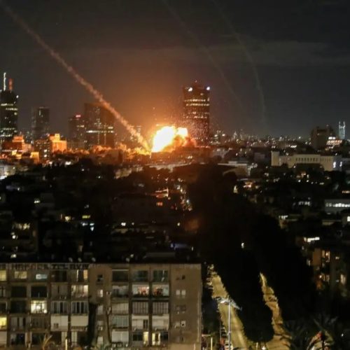 Guerra no Oriente Médio tem mais bombardeios e mortes neste domingo