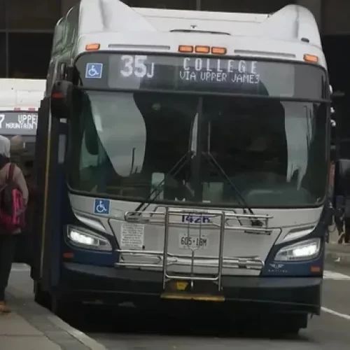 Homem rouba ônibus, continua pegando passageiros em segurança e é elogiado até pela polícia