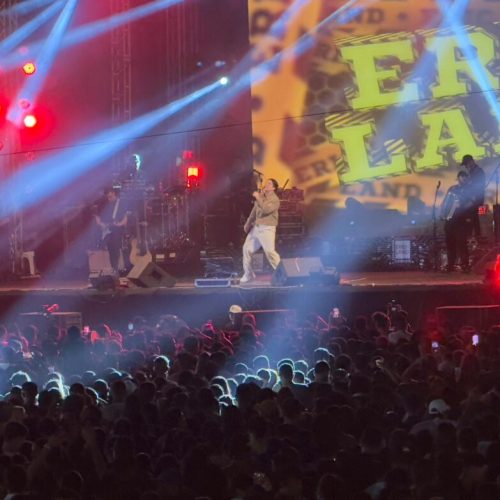 Com arena lotada, Eric Land é a primeira atração nacional a se apresentar na última noite da Expoacre Juruá