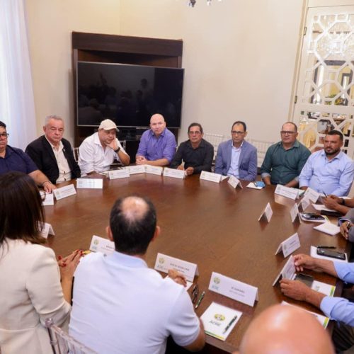Mailza reúne gestores municipais e deputados para alinhar ações no Acre