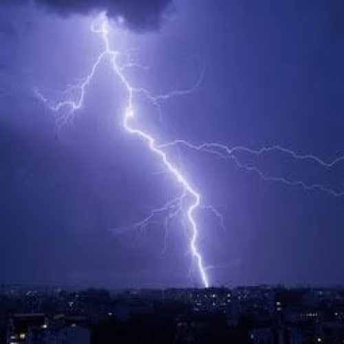 Raio assusta moradores e causa prejuízos no bairro Guarani, em Mâncio Lima