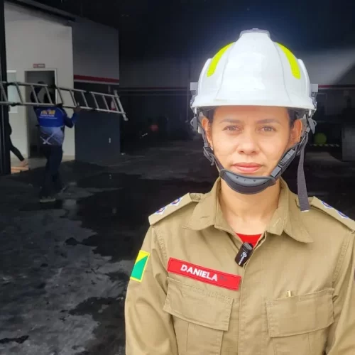 Bombeiros realizam perícia após incêndio atingir oficina em Cruzeiro do Sul