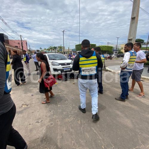 Acidente no cruzamento da Catedral deixa motociclista ferido em Cruzeiro do Sul